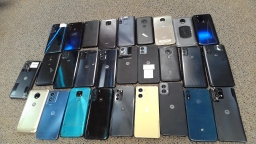 Lot of 28 Non-Working Motorola Moto Cell Phones with Broken Screens for Parts