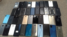 Lot of 42 Non-Working Mixed Brand Smartphones Untested w/ Bad Charging Ports