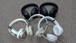 Lot of 5 Pairs of Beats Studio and Solo Headphones wtih Various Problems